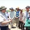 Премьер-министр Фам Минь Тьинь (слева) дает указания по предотвращению и борьбе с засухой в Ниньтхуане (Фото: ВИA) 