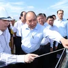 Премьер-министр Нгуен Суан Фук (в центре) и чиновники осматривают проект “Мост Фыок Ан” в провинции Бариа-Вунгтау 30 мая (фото: ВИА)