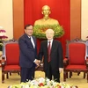 Генеральный секретарь ЦК КПВ (справа) Нгуен Фу Чонг принял Прак Сокхонна, Заведующего Отделом по внешним связям ЦК НПК. (Фото: ВИА)