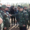 Премьер-министр Фам Минь Тьинь посещает офицеров и солдат, участвующих в учениях (Фото: ВИA)