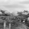 Под атакой вражеские силы в районе холма C в замешательстве бежали, в то время как вьетнамские авангардные солдаты из снайперских винтовок вели огонь по врагу из коммуникационных траншей. (Фото: Архив ВИА) 