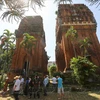 Туристы изучают историю памятника башен-близнецов. (Фото: ВИА)