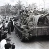 26 марта Хюэ, а затем 29 марта Дананг были освобождены. К 3 апреля все центральные прибрежные равнинные провинции были освобождены. На фото: Танки Освободительной армии входят в Нячанг (Кханьхоа), 2 апреля 1975 года. (Фото: ВИА) 