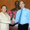 越南祖国阵线中央委员会主席阮善仁会见老挝建国阵线中央委员会常务 副主席董叶陶