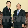 越南政府副总理阮春福(右)与新加坡贪污调查局局长王慷宽
