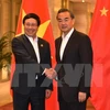 越南政府副总理兼外交部长范平明​与中国外交部长王毅 （图片来源：越通社）
