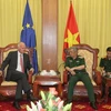 越南国防部副部长阮志咏上将和欧盟驻越南代表团团长弗朗茨•耶森（图片来源：人民军报）