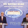 越南政府副总理兼外长范平明​与美国国务卿约翰·克里
