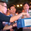 旅居美国越南大学生为遭受洪灾严重影响的广宁居民捐款