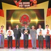 越南国家主席张晋创向越南5个地方代表颁发越南国徽（图片来源：越通社）