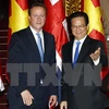 越南政府阮晋勇（右）和英国首相卡梅伦（左）（图片来源：越通社）