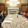 越南国会副主席阮氏金银与日本众议院议长大岛理森举行会晤（图片来源：越通社）