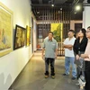 ​附图：游客参观马来西亚和越南女性画家艺术展（图片来源：越通社）