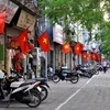 首都河内各条街道上都装满着红色国旗和五颜六色的彩旗(图片来源：越南国家交通安全委员会网址）