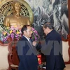 越南最高人民法院院长张和平向老挝最高人民法院院长坎潘·西提丹帕授予“为法院事业”纪念章