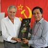 黎国庆副总编辑向葡萄牙共产党领导人赠送礼物（