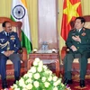越南国防部部长冯光青大将（右）和印度军队参谋长委员会主席阿鲁普•拉哈大将（左）（图片来源：越通社）