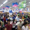 众多消费者在Saigon Co.op系统的一个超市里购物（图片来源：人民军队报）