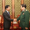 冯光青大将（右）会见Somphon Sichalon大使