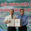 越南同奈省政府代表向中国台湾建大橡胶工业有限公司​ 颁发投资许可证​ （图片来源：越通社）