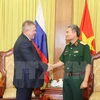 越南国防部副部长张国庆上将（右）与俄罗斯联邦军事技术合作局副局长弗拉基米尔•尼古拉耶维奇•德罗佐夫 （左）（图片来源：越通社）