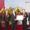 黄忠海副总理向越南中部电力总公司授予政府总理的奖状