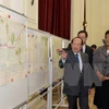 柬埔寨官员对地图进行核对（图片来源：法国新闻社/越通社）