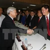 阮富仲总书记同企业家代表亲切握手​ （图片来源：越通社）