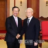 越共中央总书记阮富仲与老挝人民革命党中央政治局委员、政府副总理宋沙瓦•凌沙瓦。