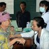 越南同塔省为旅居柬埔寨越侨提供免费看病和发放药品。