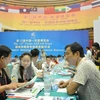 越南企业在展会上向中国伙伴介绍其产品。