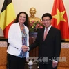 越南政府副总理兼 外长范平明副会见比利时参议长克里斯蒂娜·德弗莱涅。
