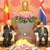 越南国会主席阮生雄会见冰岛总统格里姆松。