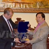 越南驻俄大使阮青山与伊尔库茨克州州长谢尔盖·莱沃申科。