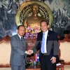 越南最高人民法院院长张和平​和老挝司法部部长本格•桑宋萨​ （图片来源：越通社）