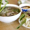附图：越南街头小吃让外国游客恋恋不舍。