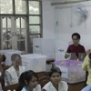缅甸全国民主联盟领袖昂山素季（右）参加投票（图片来源：法国新闻社/越通社）