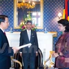 阮文忠大使向毛里求斯总统阿米娜·古里布-法基姆递交国书。