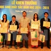 越南驻捷克大使张孟山向优秀学生授予奖状、奖项（图片来源：越通社）