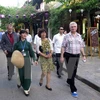捷克参议院议长米兰•什捷赫一行访问越南广南省会安古城（图片来源：越通社）