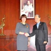越南驻意大利大使高正善受越南国家主席的委托向意大利公民授予友谊勋章（图片来源：越通社）