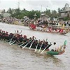 茶荣省隆平河上的划船比赛