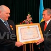 越南驻乌克兰特命全权大使阮明志向Nicolai Mephodievich Gavrilenco先生授予友谊勋章