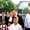 越南国家主席张晋创与夫人2015年9月访问古巴期间探访哈瓦那校名为“越南”的高中学校（图片来源：人民军队报）​ 