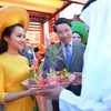 越南驻阿拉伯联合酋长国大使范平谭向阿拉伯联合酋长国文化、青年与社会发展部部长介绍越南火龙果（图片来源：越南外交部新闻司）