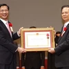 阮晋勇总理向模范集体代表颁发一级劳动勋章（图片来源：越通社）