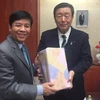越南驻日大使阮国强（左）与日本农林水产大臣森山裕。