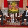 国家主席张晋创（右）与柬埔寨参议院主席赛宗（左）