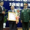 广南省和某军区领导代表给五名个人授予人民武装力量英雄称号。