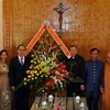 越南祖国阵线中央委员会走访慰问崑嵩省总教区神职人员。